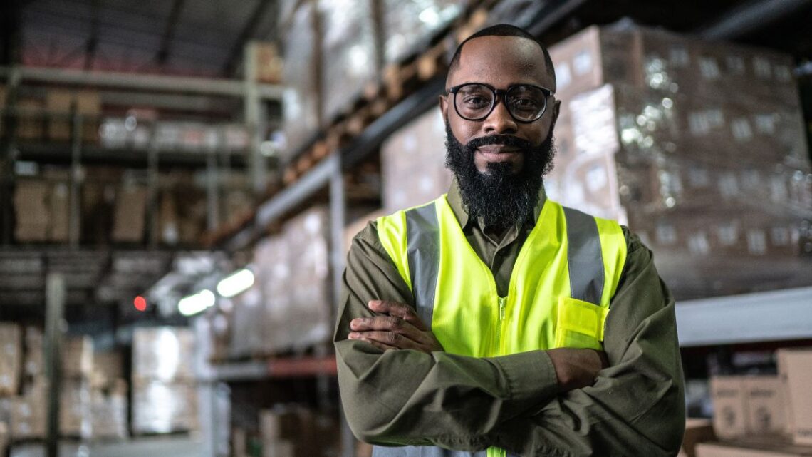 Comment optimiser la logistique en magasin avec des rolls et chariots ergonomiques